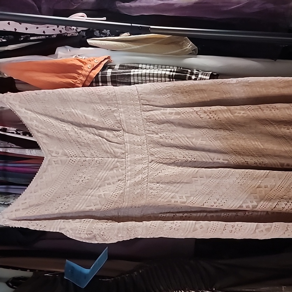 Elegant Lace Sleeveless Dress in Cream